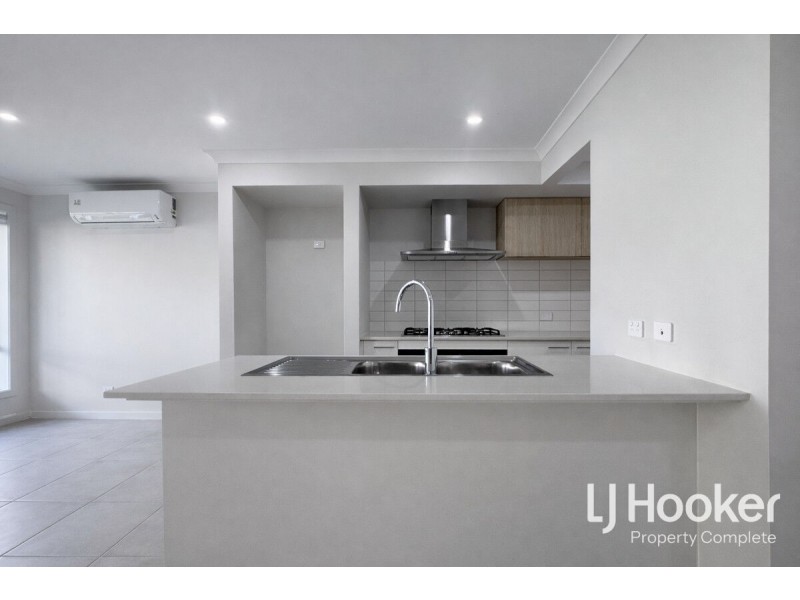 6 Celestial Way, White Rock QLD 4306