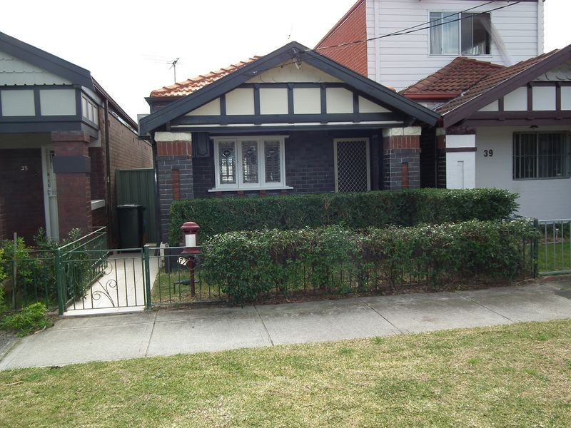 37 Robinson Street, Eastlakes NSW 2018