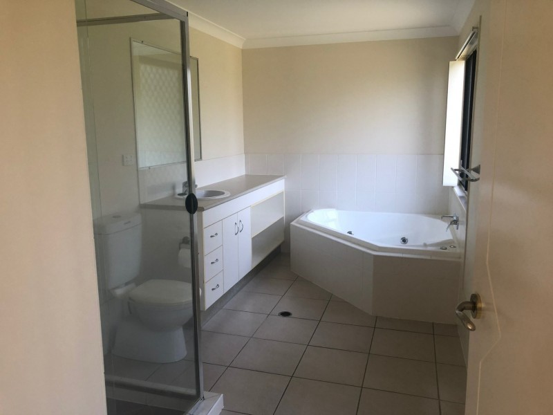 2 Gira Close, Beachmere QLD 4510