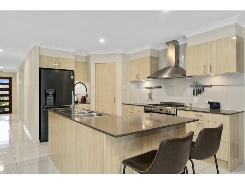 21 Adam Street, Beachmere QLD 4510