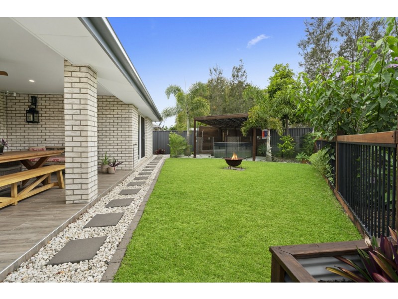 21 Adam Street, Beachmere QLD 4510