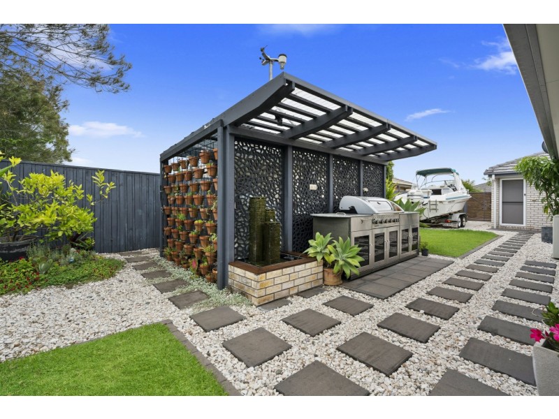 21 Adam Street, Beachmere QLD 4510