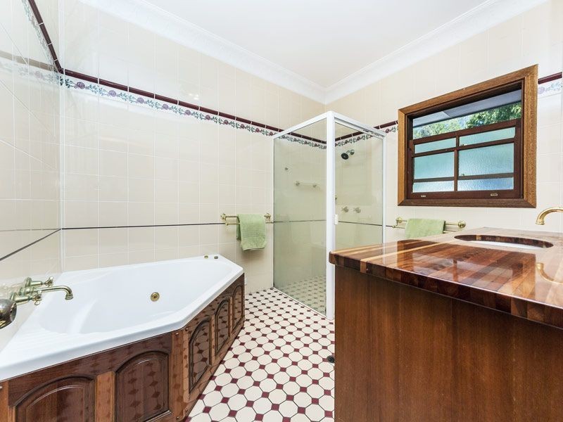 33 Coronation Avenue, Beachmere QLD 4510