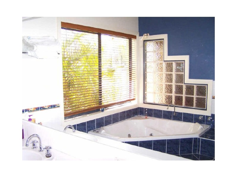 8 Raven Cl, Vincentia NSW 2540