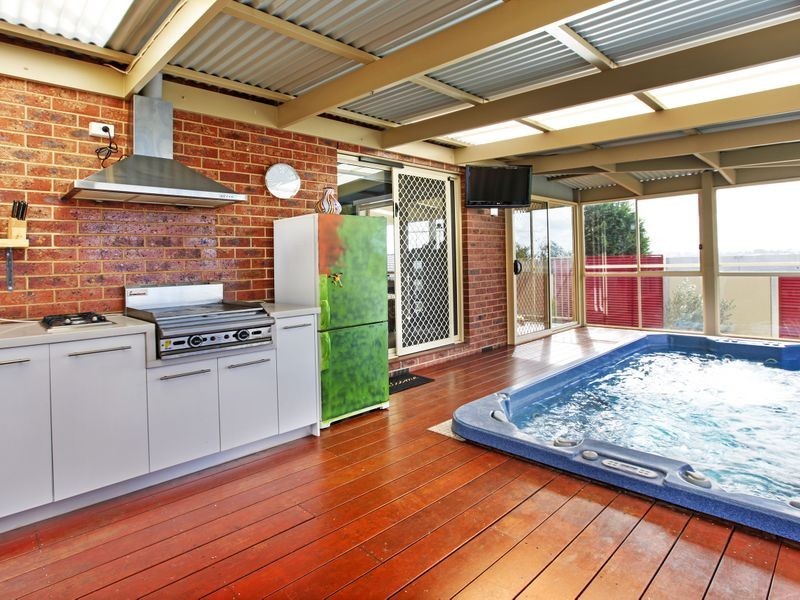 8 Jean Place, Grovedale VIC 3216