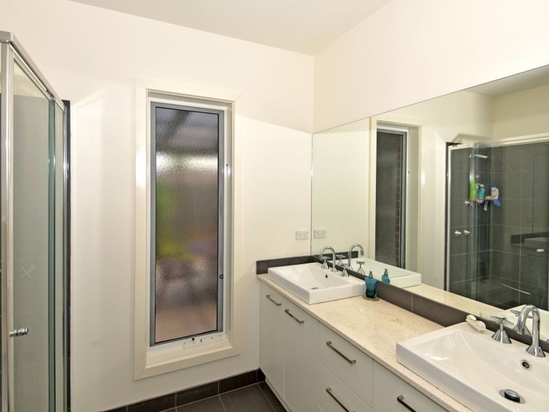 2/35 Buckingham Road, Newtown VIC 3220