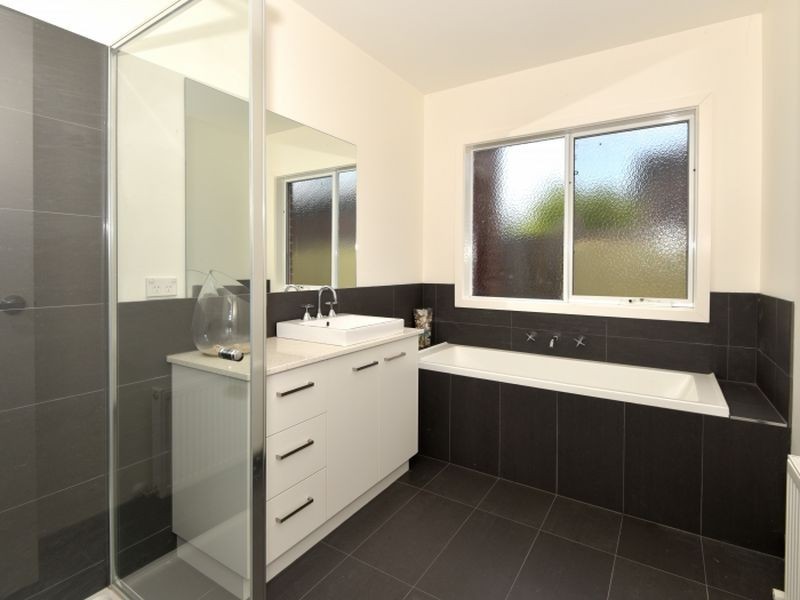 2/35 Buckingham Road, Newtown VIC 3220