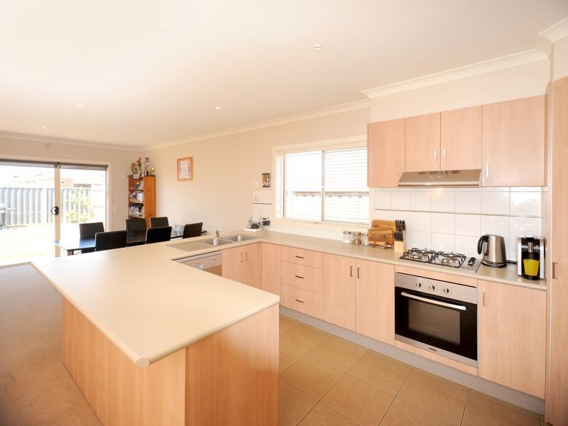 2/15 Bradford Street, St Albans Park VIC 3219