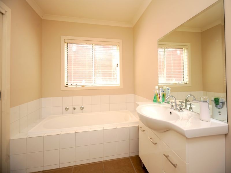 2/15 Bradford Street, St Albans Park VIC 3219