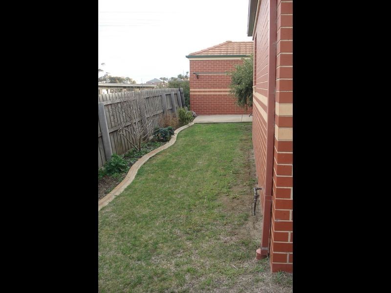 1/68 Mulquiney Crescent, Highton VIC 3216