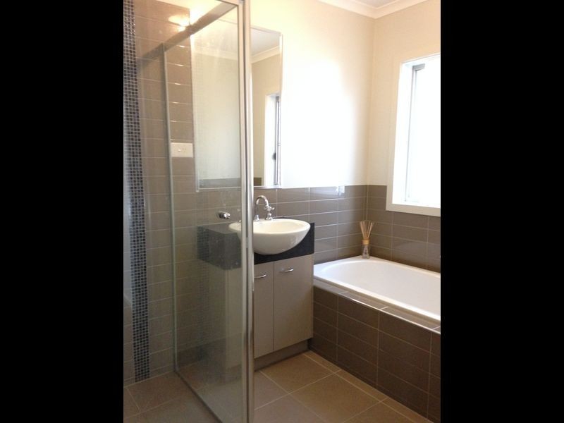 1/2 Thatcher Court, Whittington VIC 3219