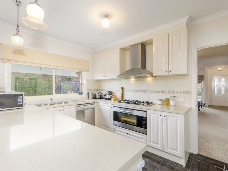 12 Grassland Grove, Leopold VIC 3224