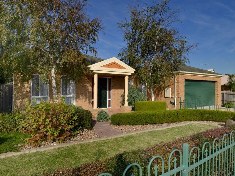 8 Leonard Drive, Drysdale VIC 3222