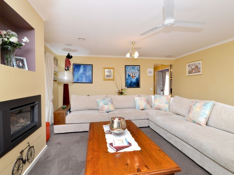 8 Leonard Drive, Drysdale VIC 3222