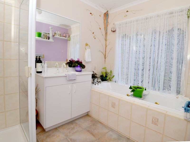 8 Leonard Drive, Drysdale VIC 3222