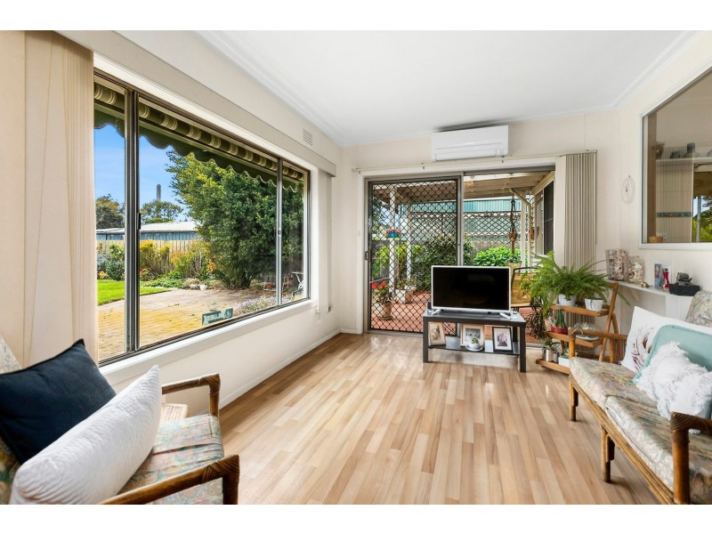 15 Myrtle Grove, North Shore VIC 3214