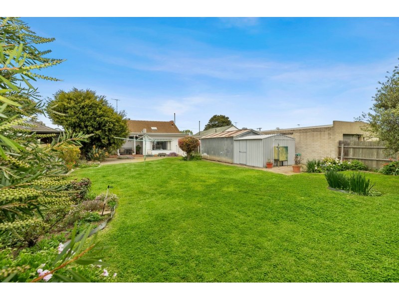 15 Myrtle Grove, North Shore VIC 3214