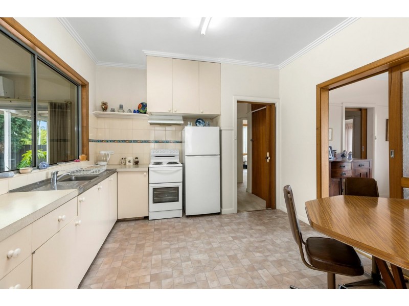 15 Myrtle Grove, North Shore VIC 3214