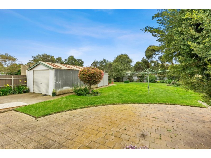 15 Myrtle Grove, North Shore VIC 3214