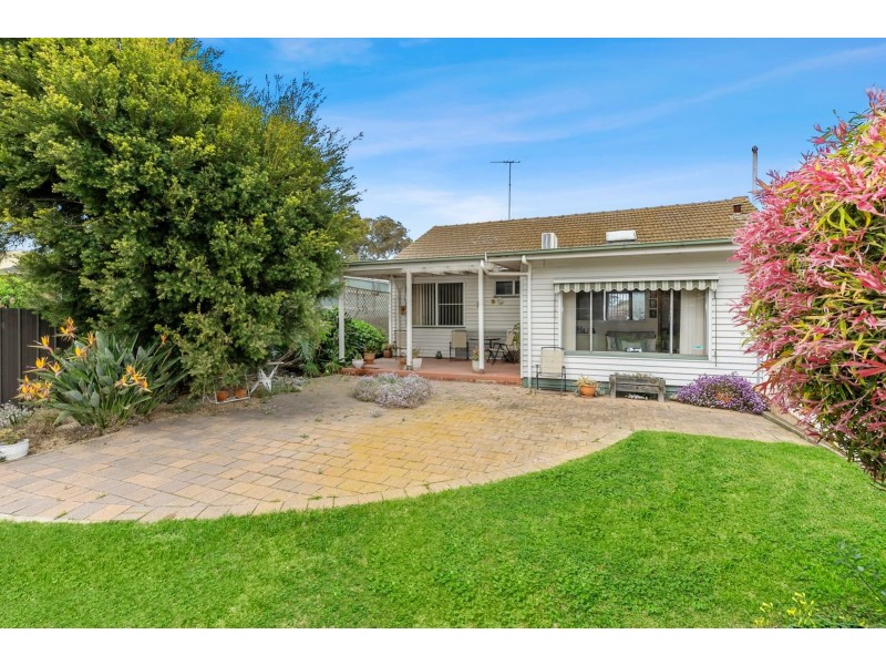 15 Myrtle Grove, North Shore VIC 3214