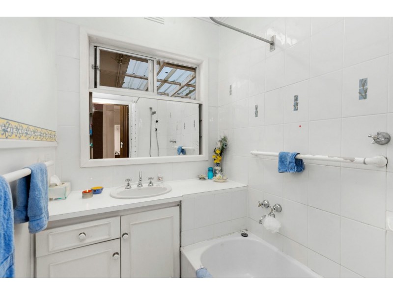 15 Myrtle Grove, North Shore VIC 3214