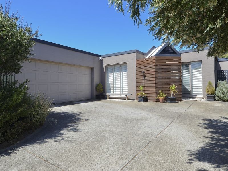 18 Mulquiney Crescent, Highton VIC 3216