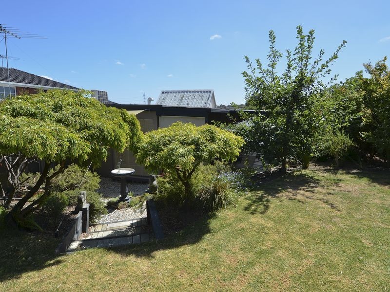 18 Mulquiney Crescent, Highton VIC 3216