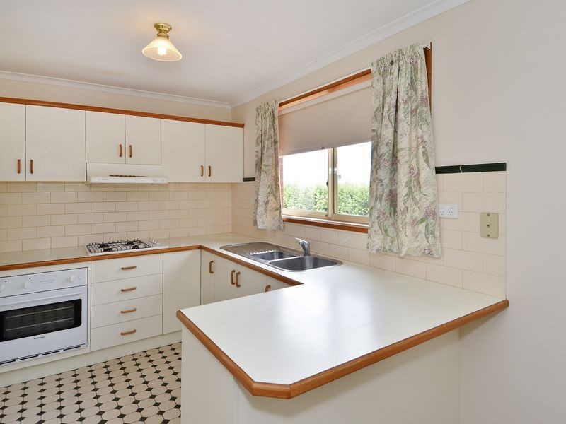 2/68 Mulquiney Crescent, Highton VIC 3216