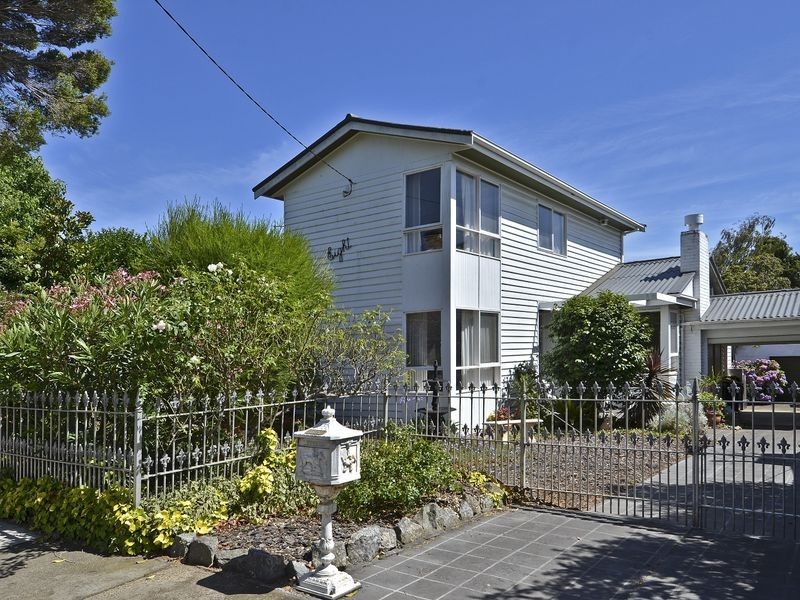 8 Kennedy Grove, Highton VIC 3216