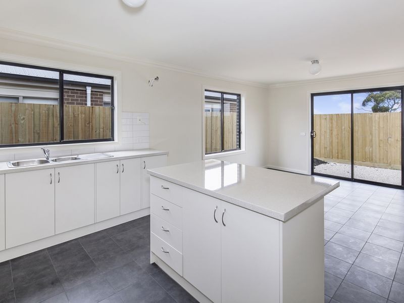 1/8 Ardeche Lane, Marshall VIC 3216