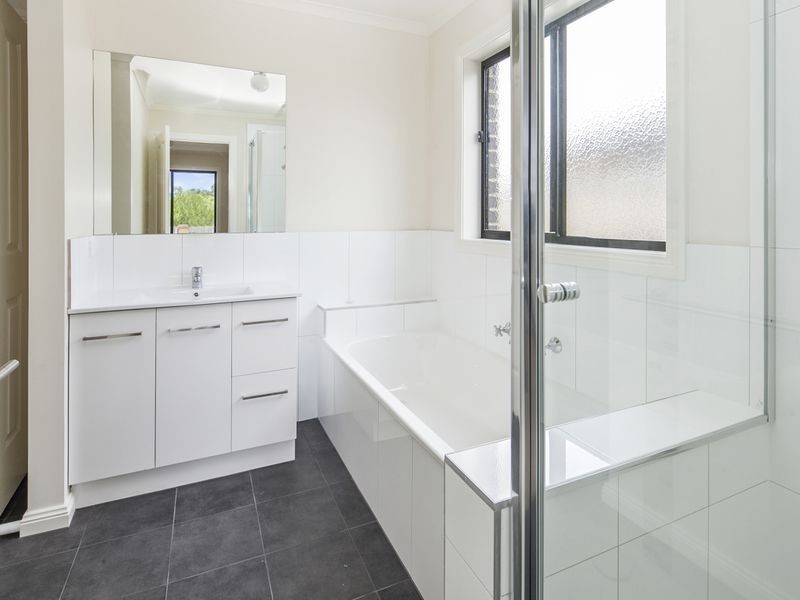 1/8 Ardeche Lane, Marshall VIC 3216