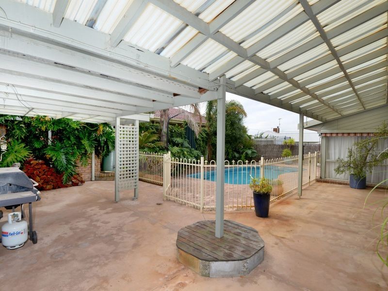 4 Rowan Court, Belmont VIC 3216