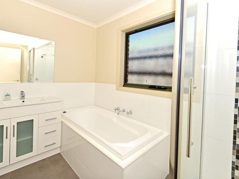 2/51 Tucker Street, Breakwater VIC 3219