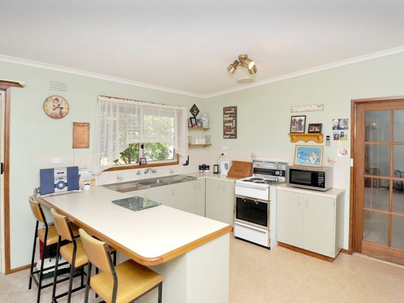 11 Mouchemore Avenue, St Leonards VIC 3223