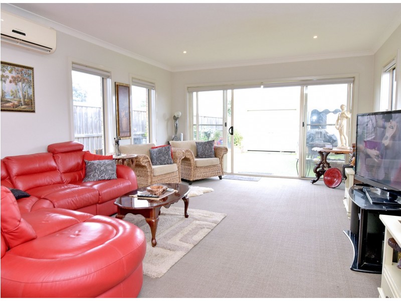 10 Seacrest Walk, St Leonards VIC 3223