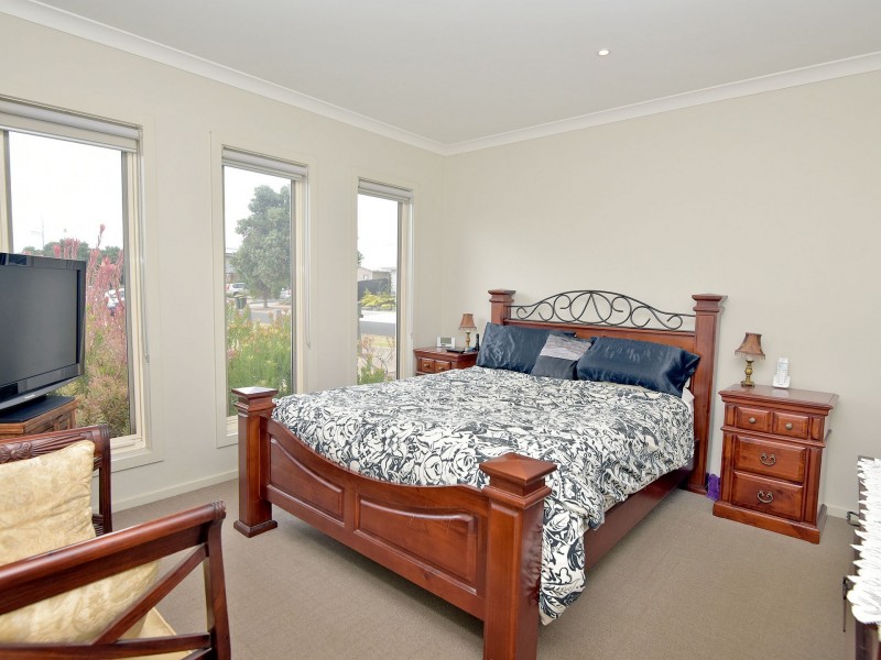 10 Seacrest Walk, St Leonards VIC 3223