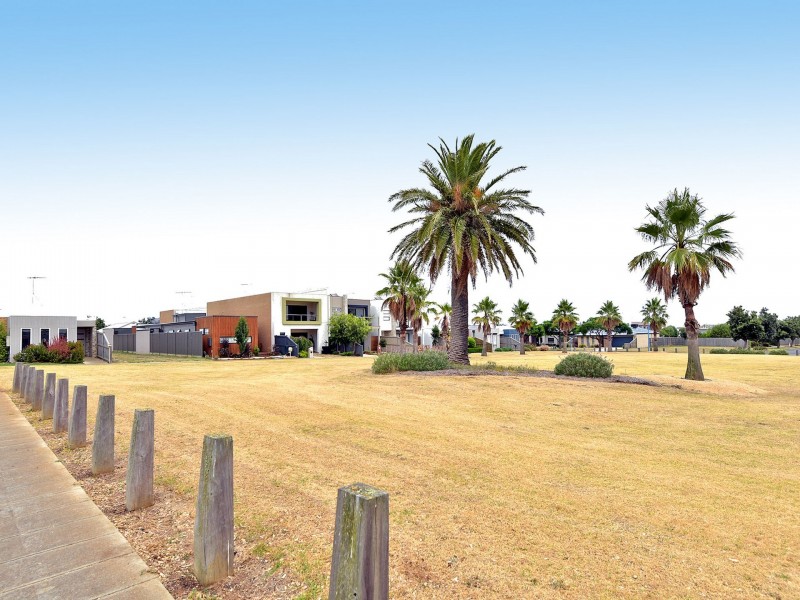 10 Seacrest Walk, St Leonards VIC 3223