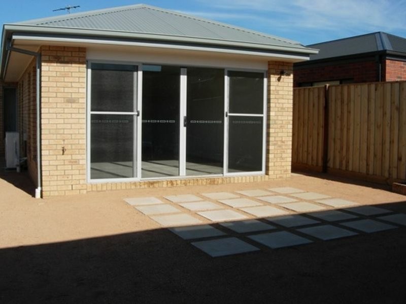 18 Seacreast Walk, St Leonards VIC 3223