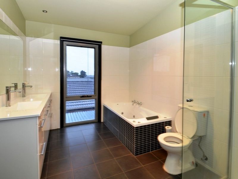 4 Spinnaker Drive, St Leonards VIC 3223