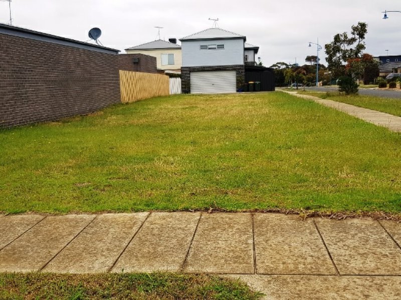 104 Pearl Bay Passage, St Leonards VIC 3223