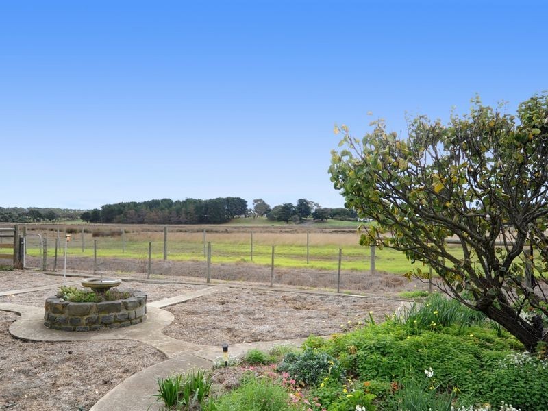 8 Dossetor Road, St Leonards VIC 3223