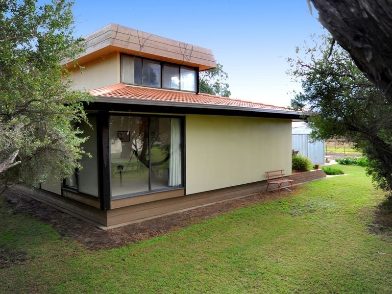 8 Dossetor Road, St Leonards VIC 3223