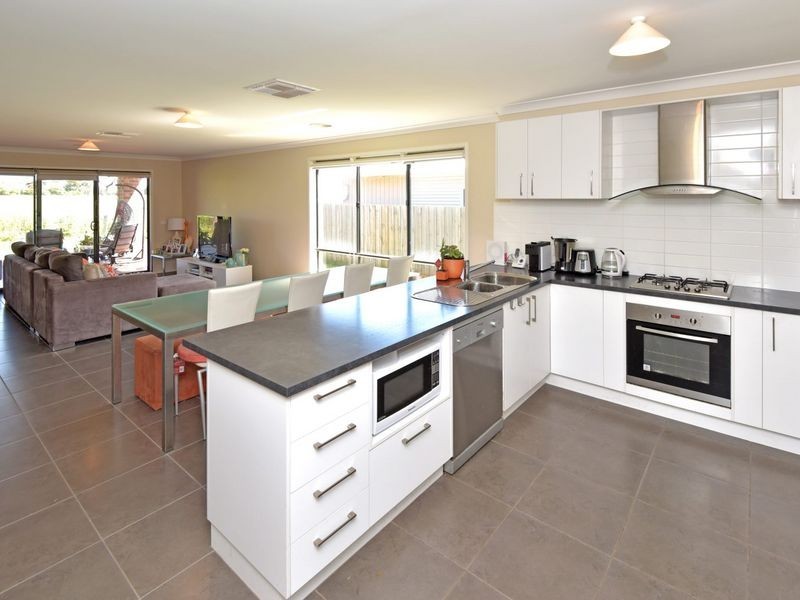 84 Pearl Bay Passage, St Leonards VIC 3223