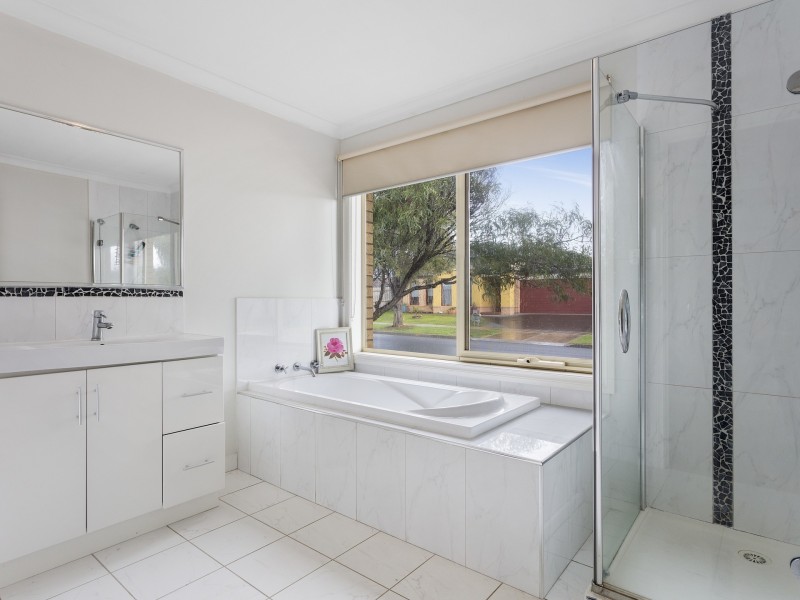 65 Pearl Bay Passage, St Leonards VIC 3223