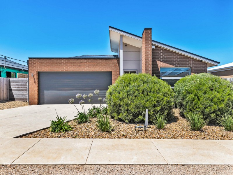 18 Pardolote Crescent, St Leonards VIC 3223