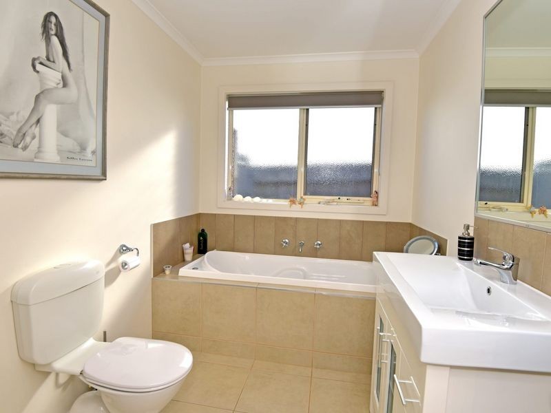 4 Tess Court, St Leonards VIC 3223