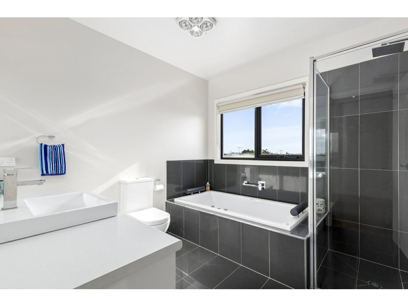 15 Seacrest Walk, St Leonards VIC 3223