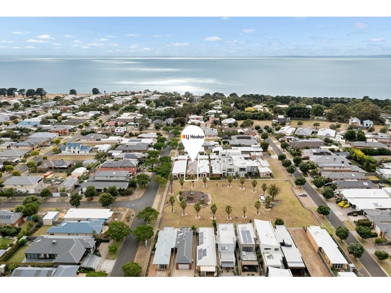 2 Seacrest Walk, St Leonards VIC 3223