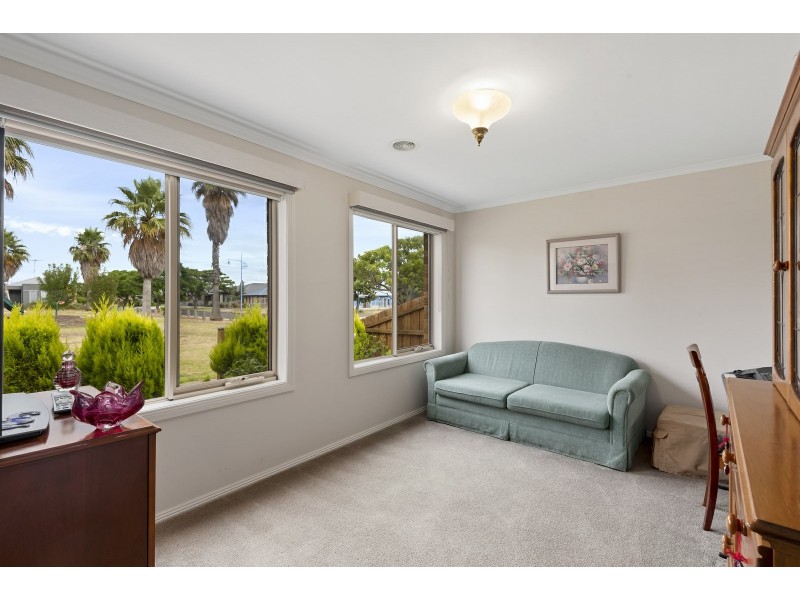 2 Seacrest Walk, St Leonards VIC 3223