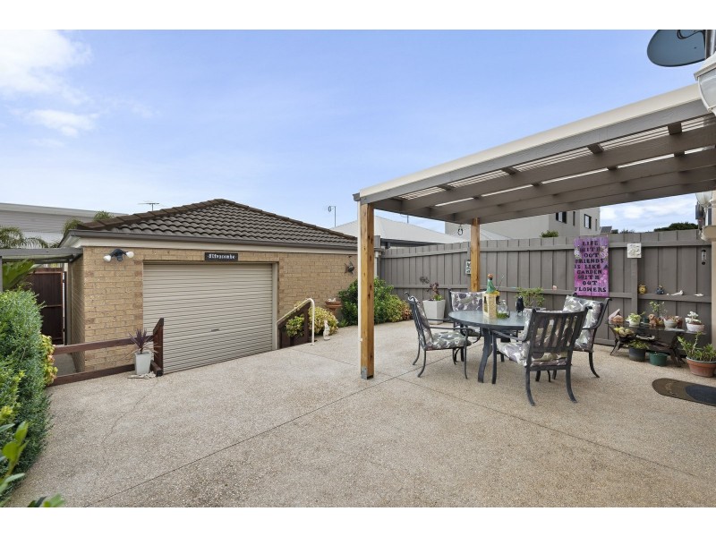 2 Seacrest Walk, St Leonards VIC 3223